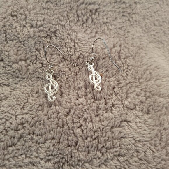 Treble Clef #4 Womens Earrings One Pair Music Silver Tone Alloy Band E102E - Picture 3 of 3